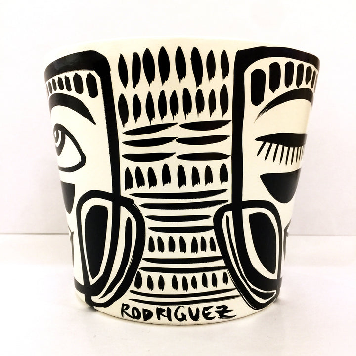 Medium B&W Peace Planter (mb40)