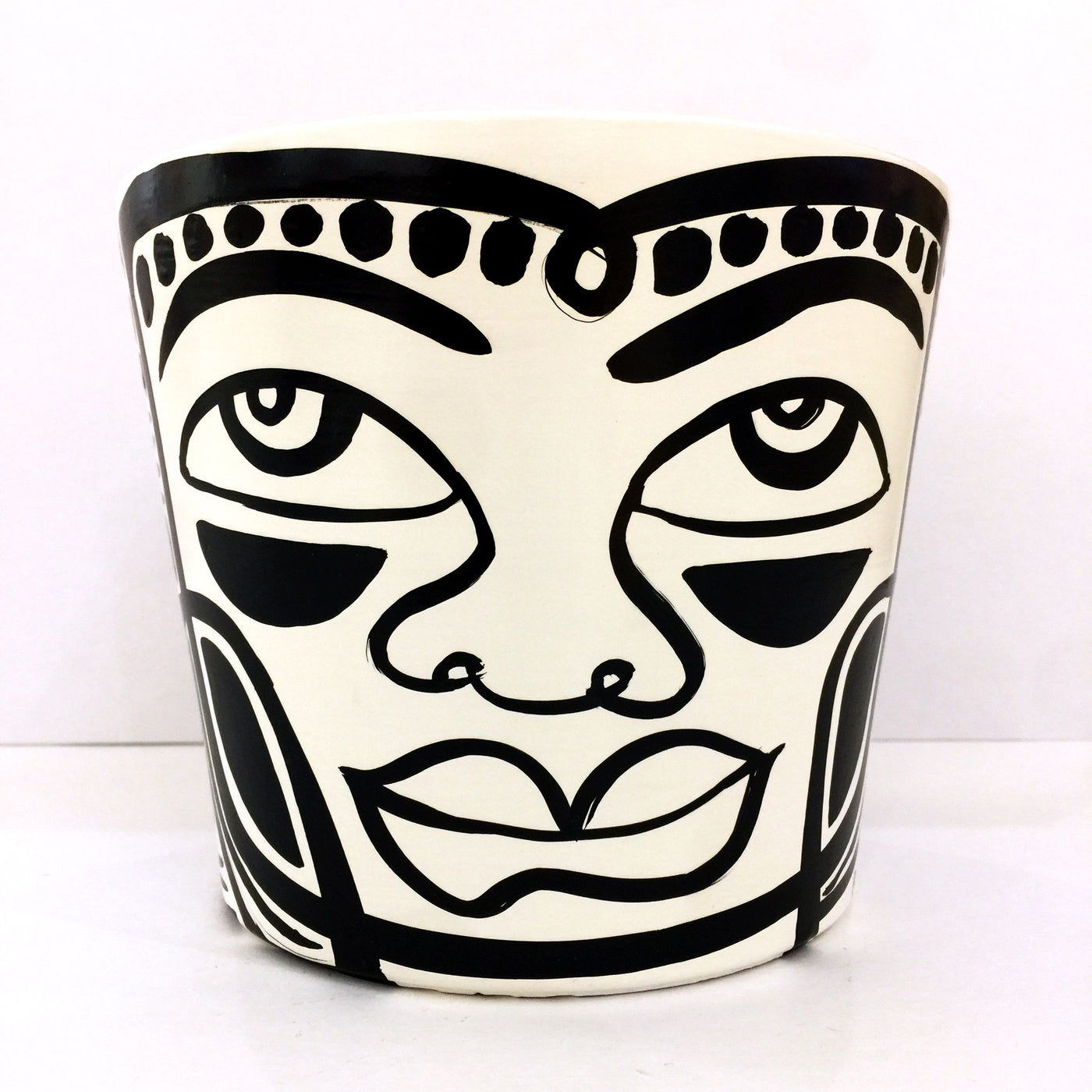 Medium B&W Peace Planter (mb47)