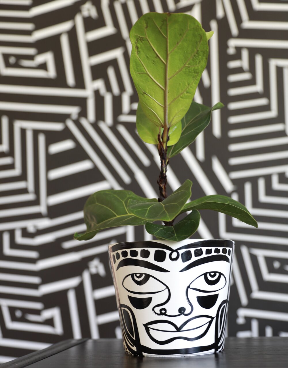 Medium B&W Peace Planter (MB39)